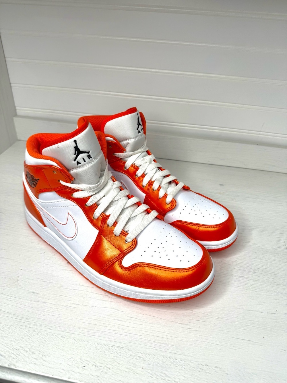 Jordan Air Jordan 1 Mid SE Electro Orange/Black/White Mid-Top Leather DM3531-800